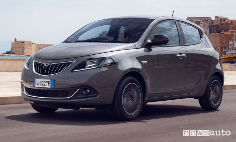 Lancia Ypsilon 2024 anteriore 3/4 su strada