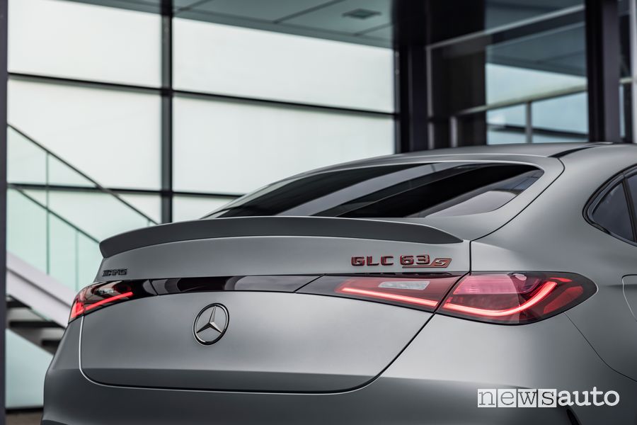 Mercedes-AMG GLC 63 S E Performance Coupé fari posteriori firma luminosa