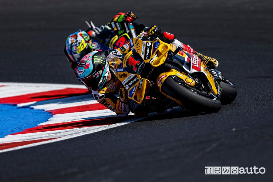 Bagnaia sulla Ducati ufficiale con la livrea speciale in giallo