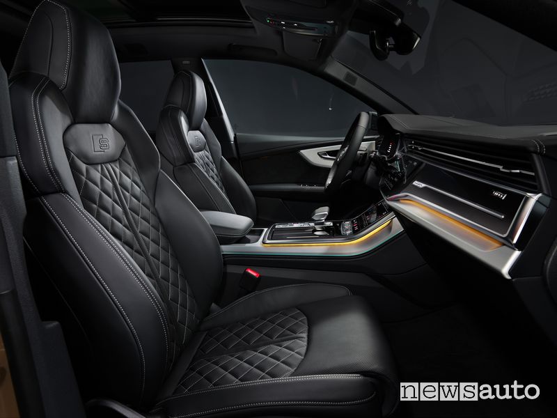 Audi Q8 sedili anteriori abitacolo