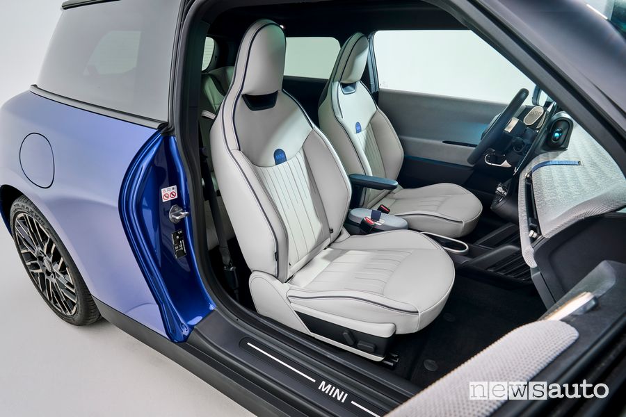 Nuova Mini Cooper SE sedili anteriori abitacolo