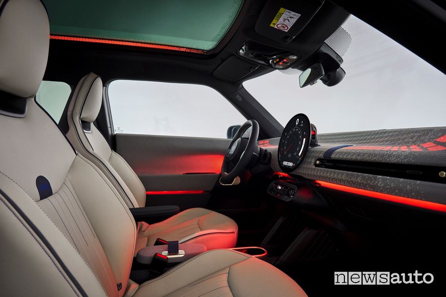 Nuova Mini Cooper SE sedili anteriori abitacolo