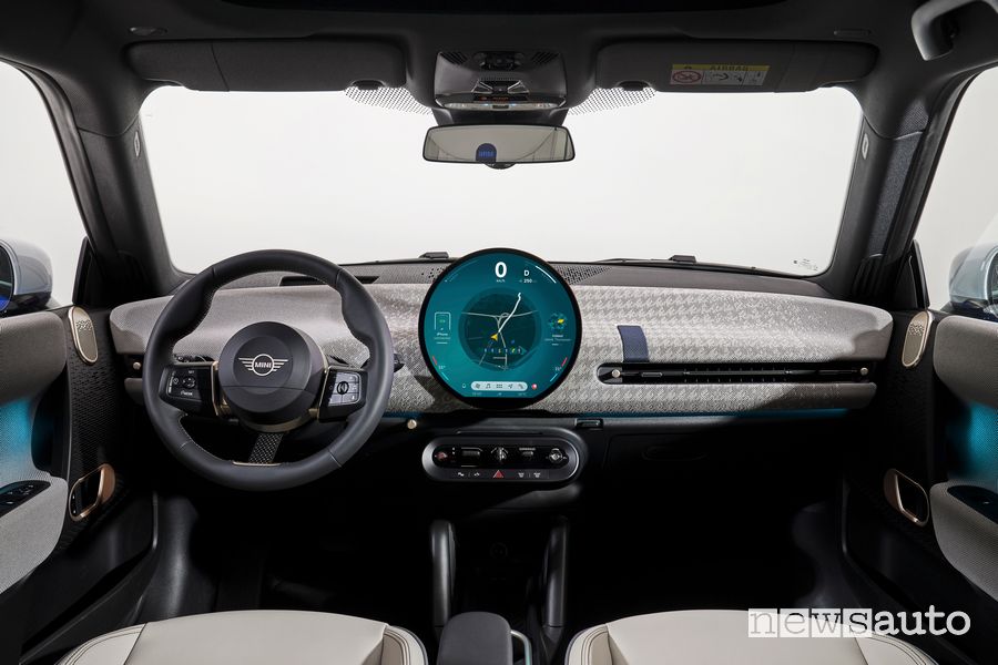 Nuova Mini Cooper SE plancia abitacolo