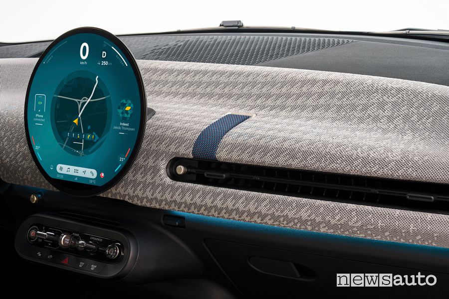 Nuova Mini Cooper SE display centrale OLED abitacolo