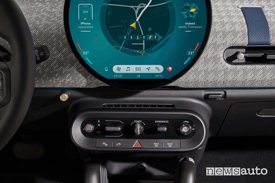 Nuova Mini Cooper SE comandi plancia abitacolo