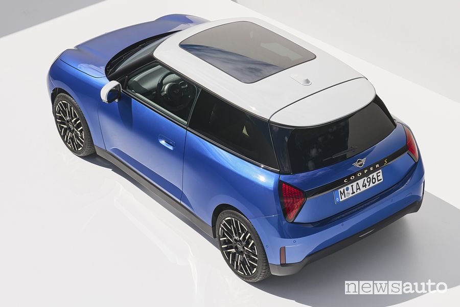 Nuova Mini Cooper SE vista dall'alto