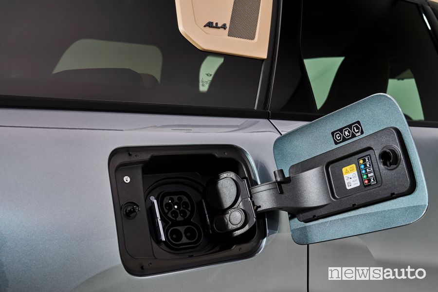 Nuova Mini Countryman SE vano per la ricarica in AC e DC