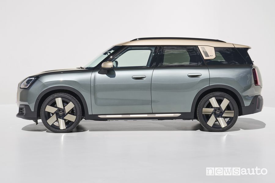 Nuova Mini Countryman SE laterale