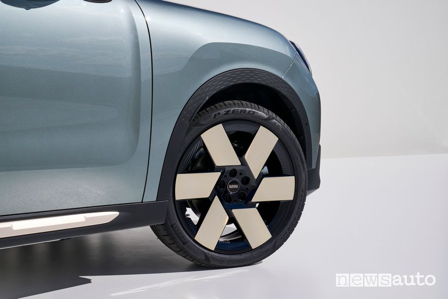 Nuova Mini Countryman SE cerchi in lega da 20"