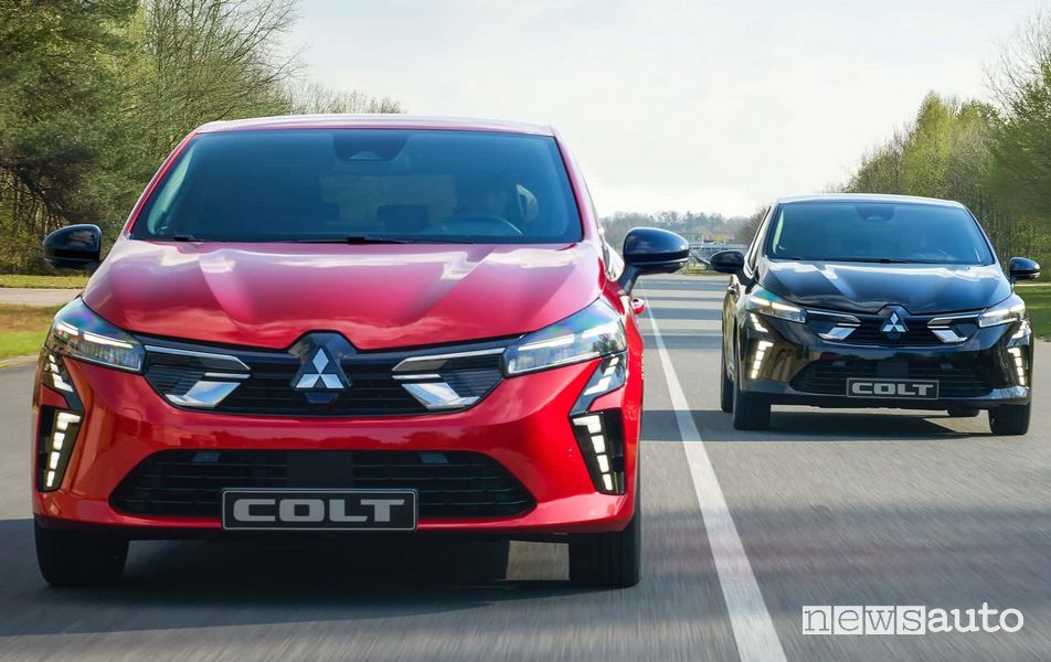 Mitsubishi Colt frontale su strada