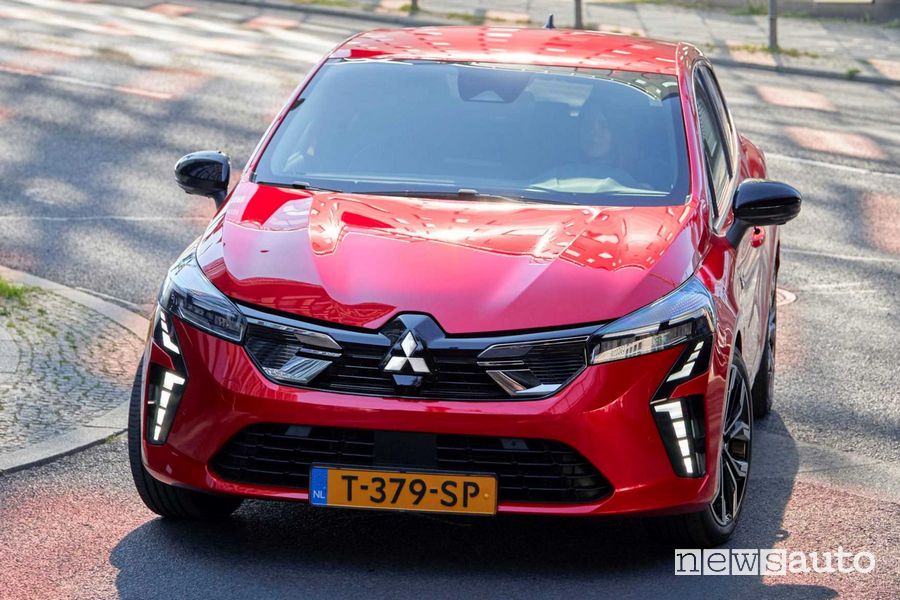 Mitsubishi Colt frontale su strada
