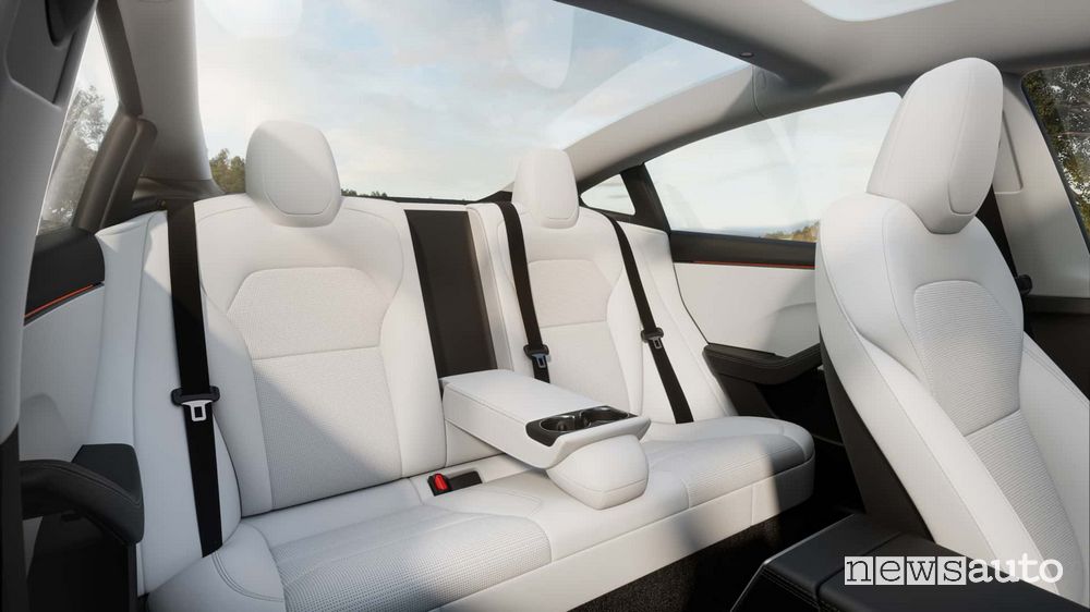 Tesla Model 3 Highland sedili posteriori abitacolo