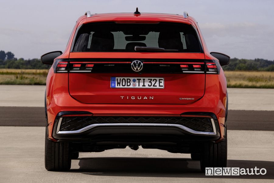 Volkswagen Tiguan R Line eHybrid posteriore firma luminosa