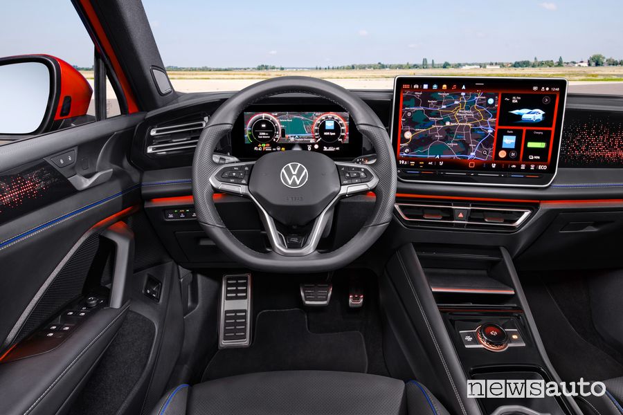 Volkswagen Tiguan R Line eHybrid plancia abitacolo