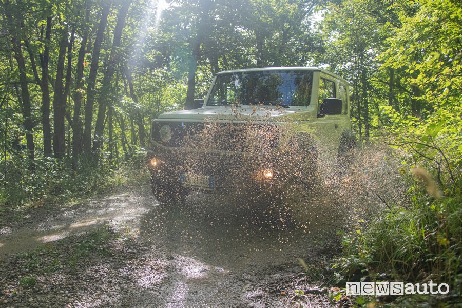 Raduno Suzuki 4x4 2023 in Garfagnana Jimny in azione