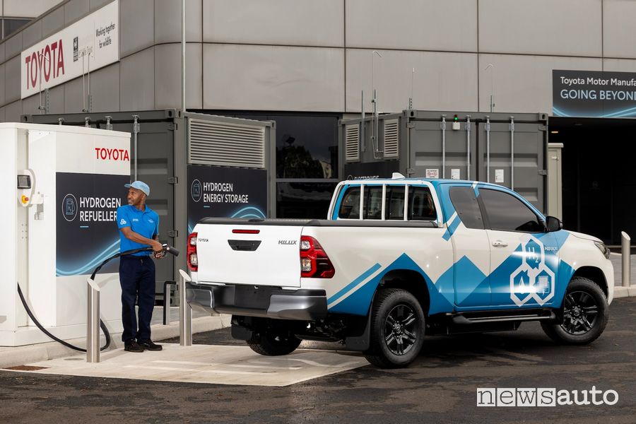 Toyota Hilux Hydrogen rifornimento di idrogeno