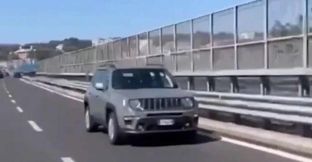 Auto in retromarcia a Napoli, contromano sulla tangenziale