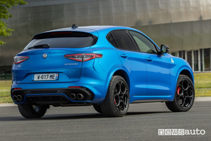 Alfa Romeo Stelvio Quadrifoglio posteriore 3/4