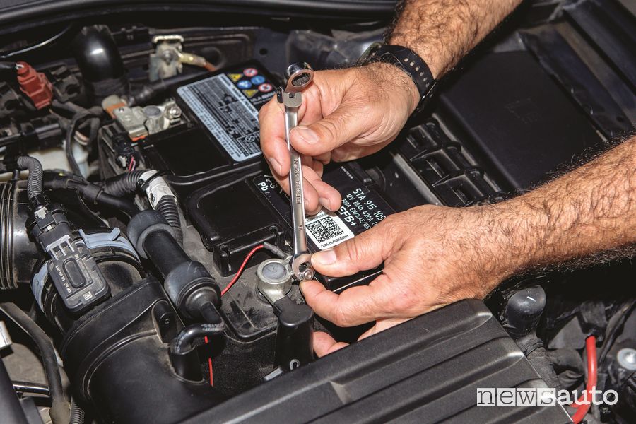 staccare il polo negativo della batteria 12 V