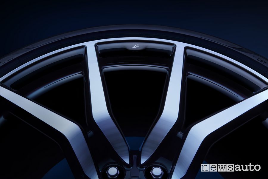 Jaguar F-Type limited edition cerchi in lega con logo celebrativo