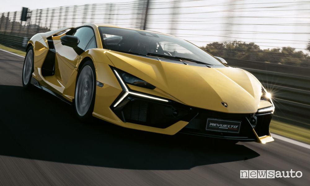 Lamborghini Revuelto in pista a Vallelunga