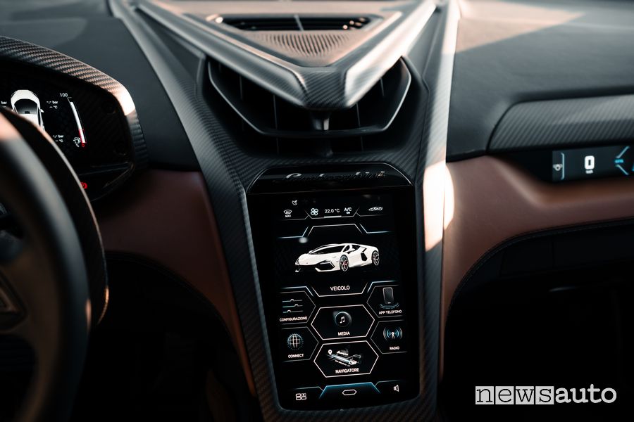 Lamborghini Revuelto display infotainment