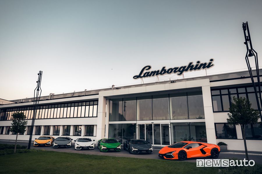 Lamborghini Revuelto davanti la sede di Sant'Agata Bolognese
