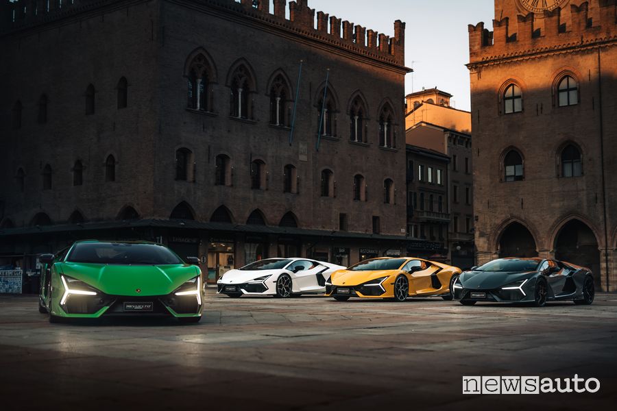 Lamborghini Revuelto in Piazza Maggiore a Bologna
