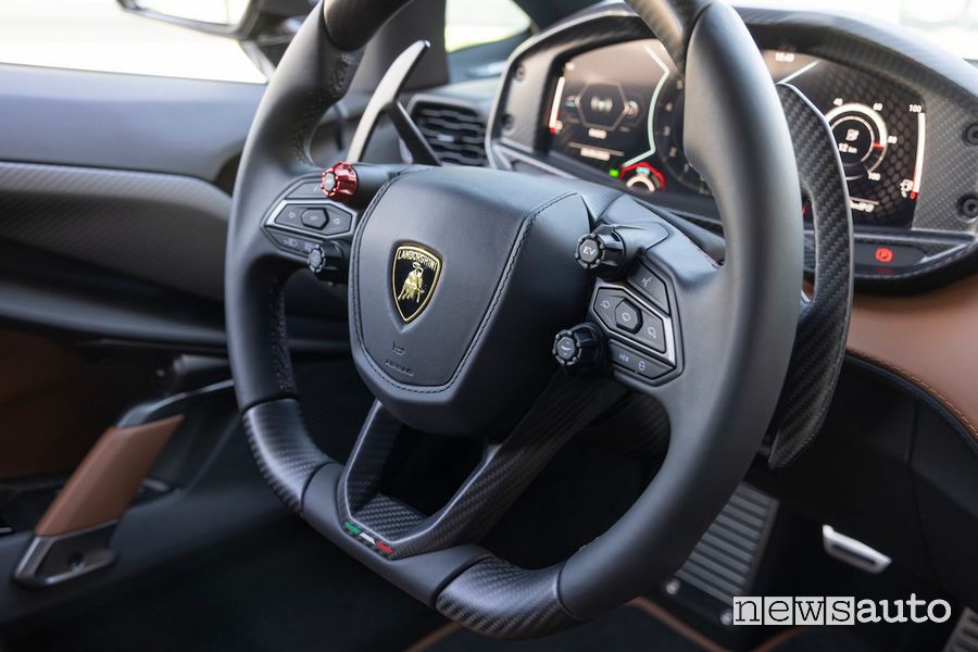 Lamborghini Revuelto volante abitacolo