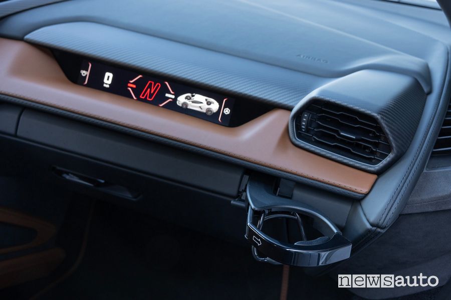 Lamborghini Revuelto display passeggero plancia