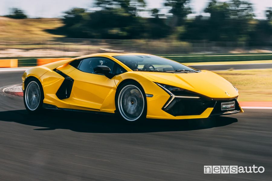 Lamborghini Revuelto in pista a Vallelunga