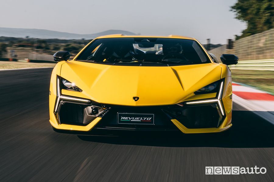Lamborghini Revuelto in pista a Vallelunga