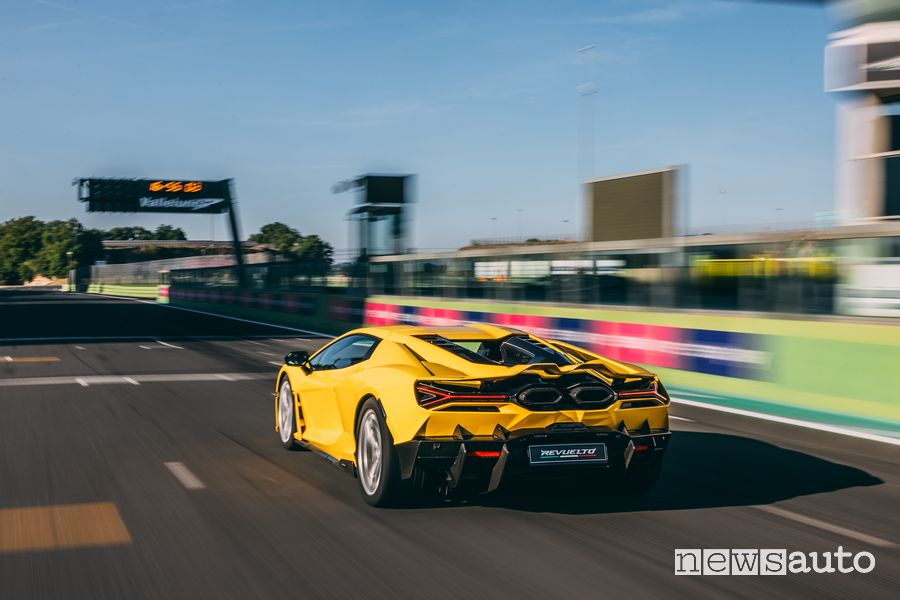 Lamborghini Revuelto in pista a Vallelunga