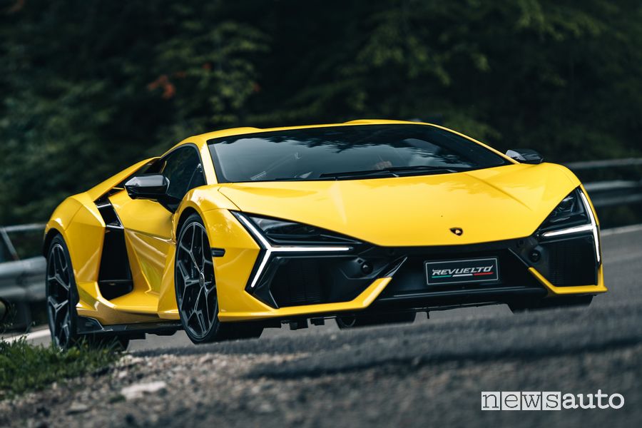 Lamborghini Revuelto anteriore 3/4 su strada