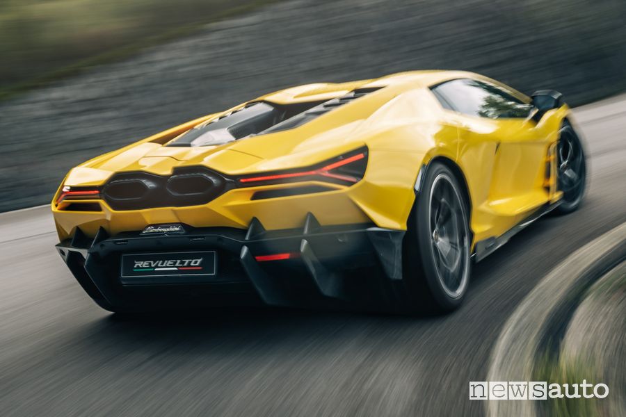 Lamborghini Revuelto posteriore 3/4 in pista a Vallelunga