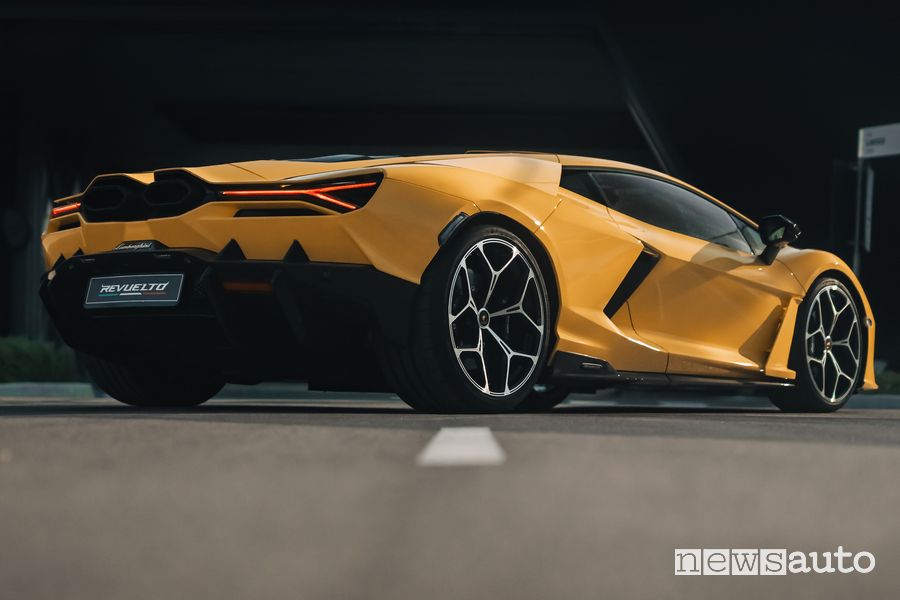 Lamborghini Revuelto posteriore 3/4