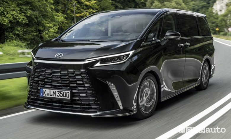 Lexus LM 7 posti su strada