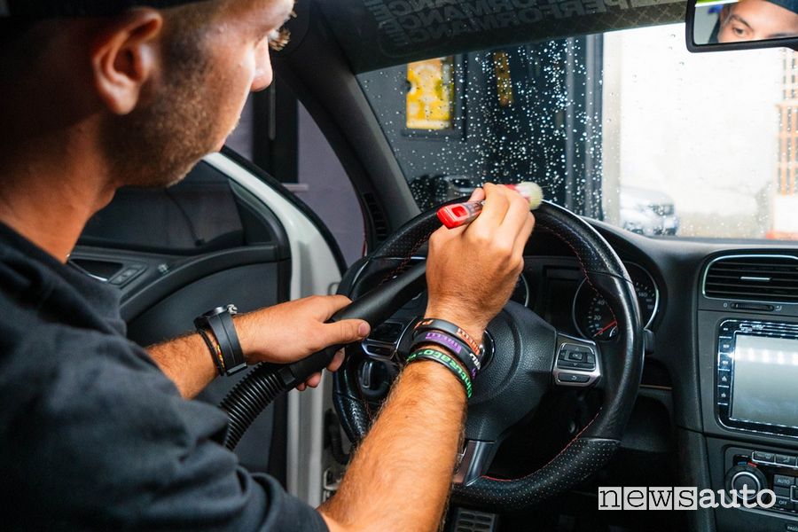 Tecnica per la pulizia professionale degli interni di un'auto