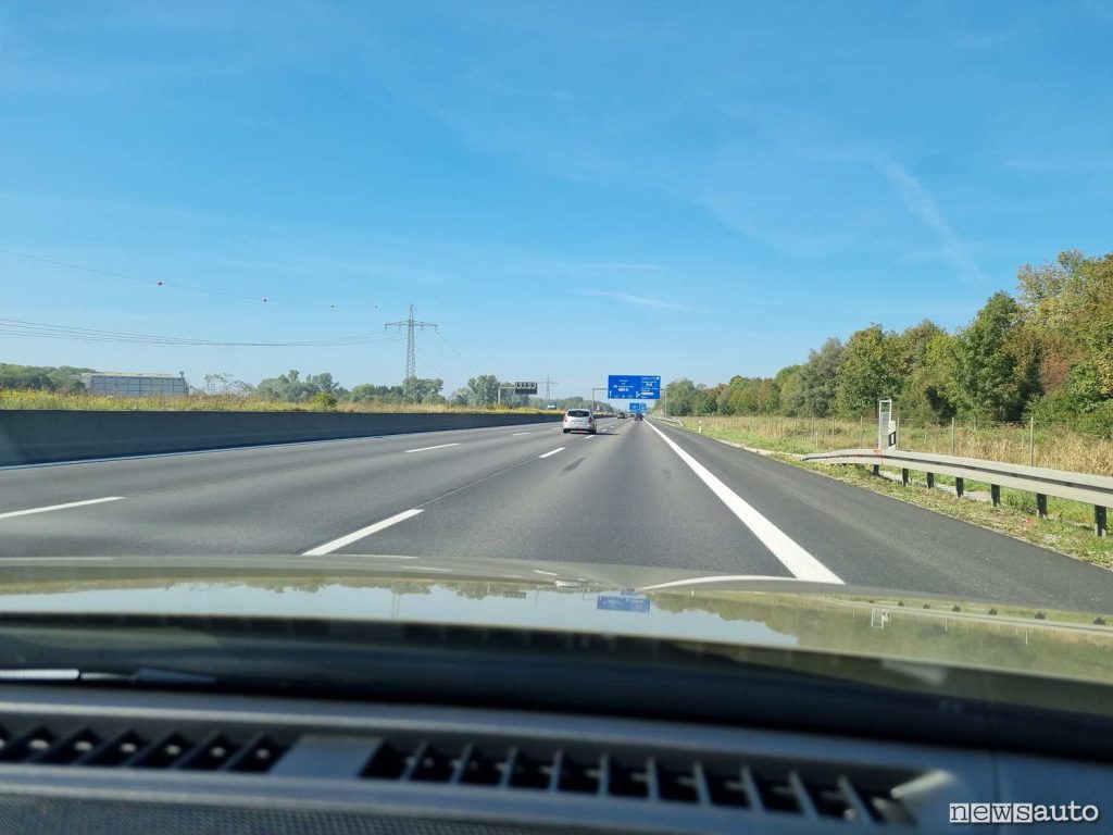 Velocità massima 144 indicati sull'autostrada tedesca senza limiti di velocità massima.