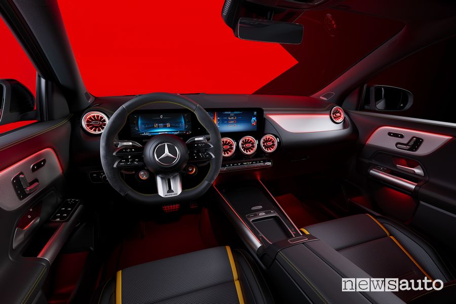 Mercedes-AMG GLA 45 S 4Matic+ plancia abitacolo
