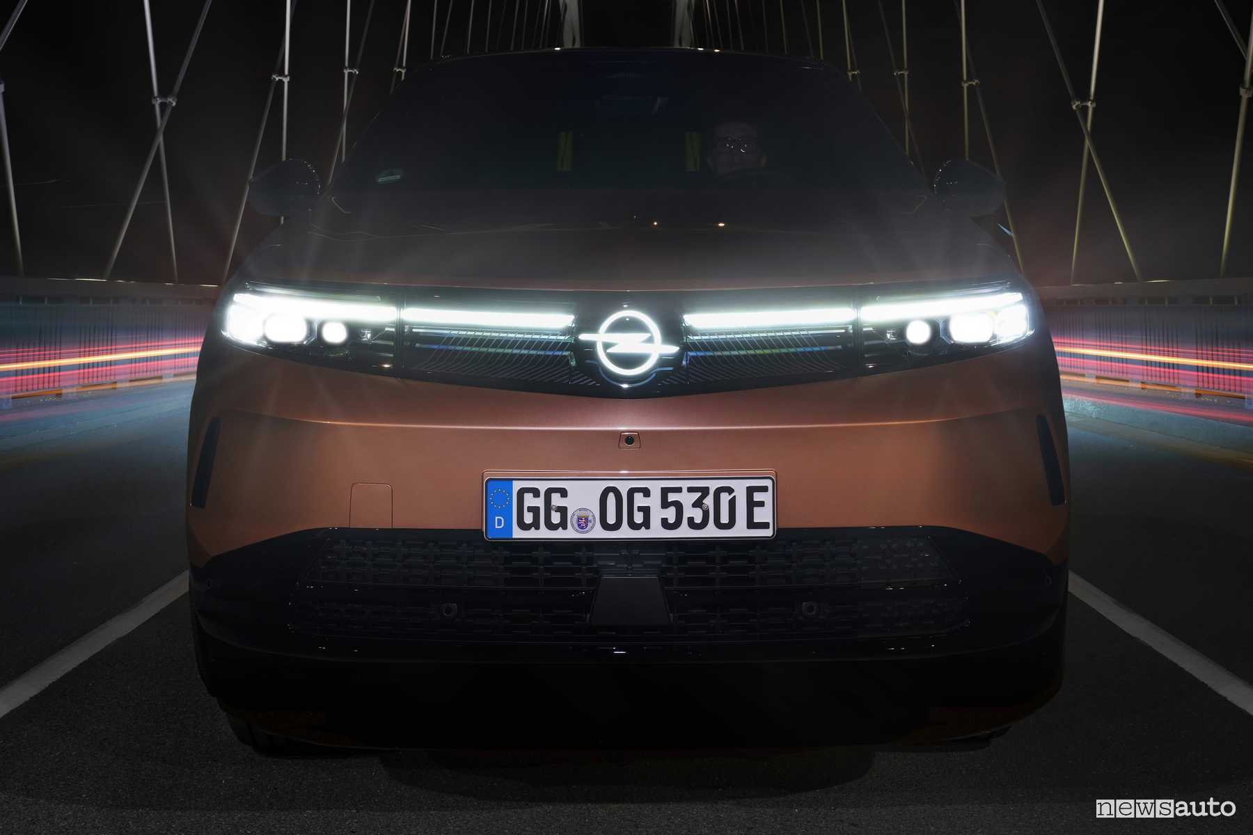 Fari full LED, come funzionano gli IntelliLux LED di OPEL
