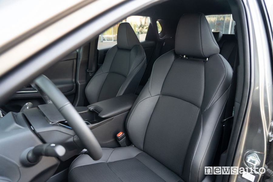 Toyota bZ4X sedili anteriori abitacolo