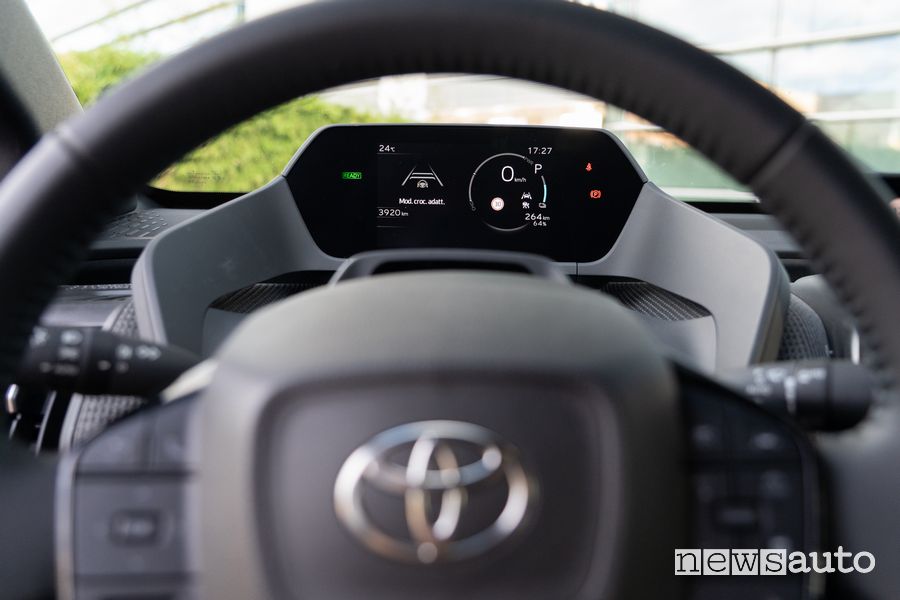 Toyota bZ4X display quadro strumenti