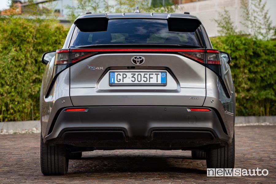 Toyota bZ4X posteriore firma luminosa