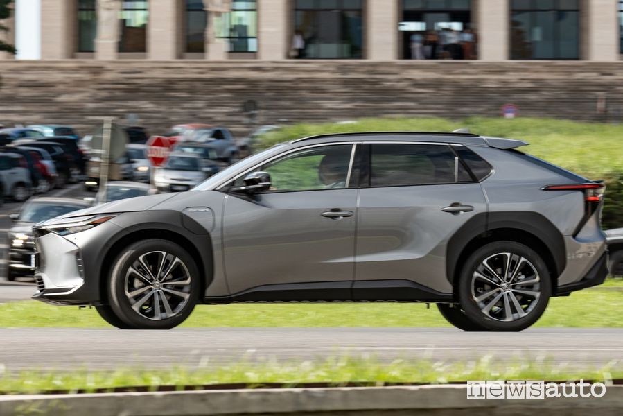 Toyota bZ4X laterale su strada