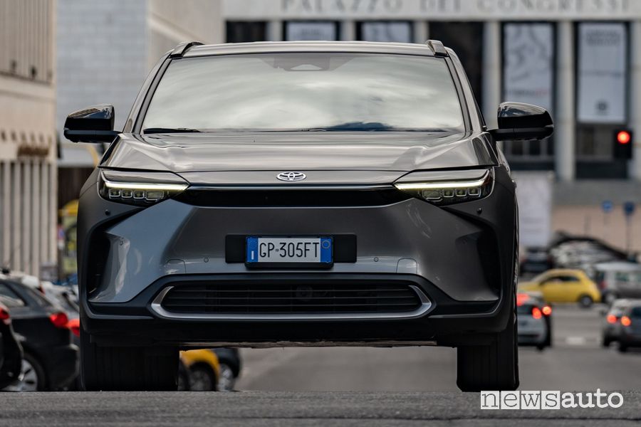 Toyota bZ4X frontale su strada a Roma
