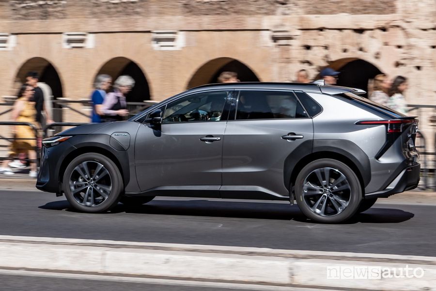Toyota bZ4X laterale su strada a Roma
