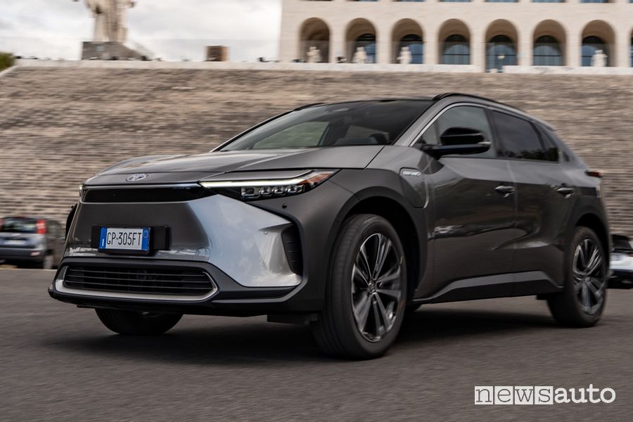 Toyota bZ4X anteriore 3/4 su strada a Roma
