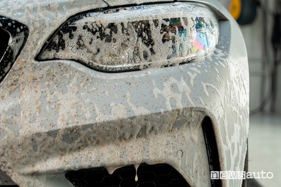 Prodotto come rimuovere gli insetti dall'auto
