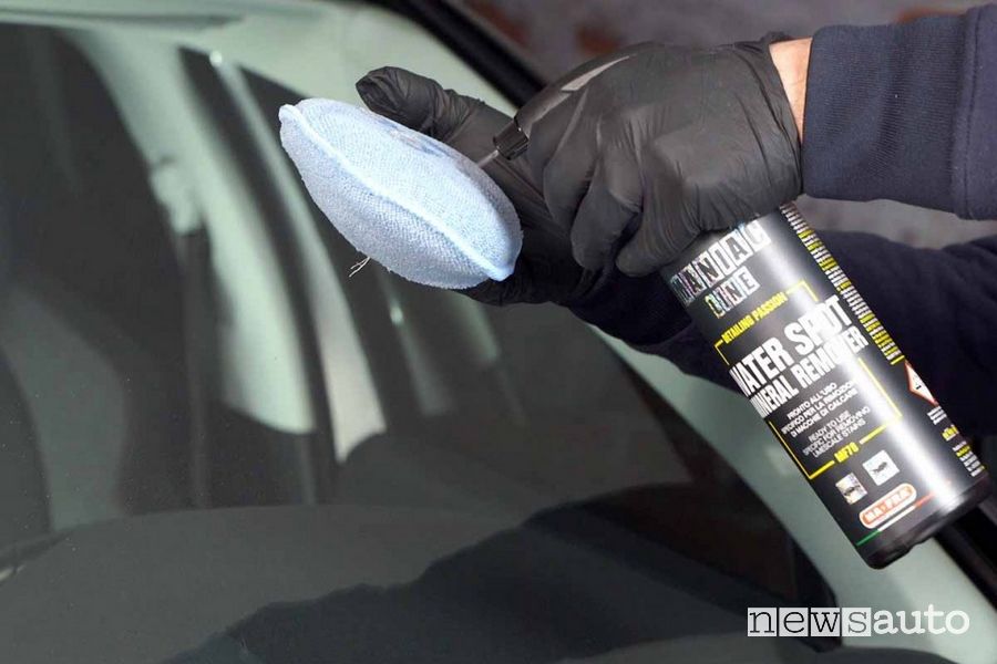 Prodotto per pulire il vetro dell'auto